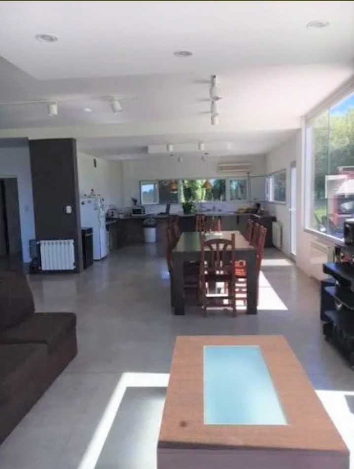 VENTA DE CASA DE 5 AMBIENTES BO CERRADO EN GENERAL RODRIGUEZ
